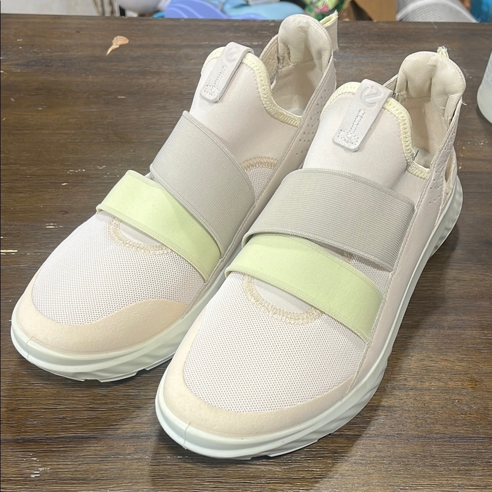 ECCO Cream Slip-On tennis shoe 10-10.5